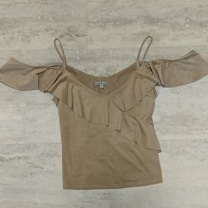 Cold-shoulder crop tank